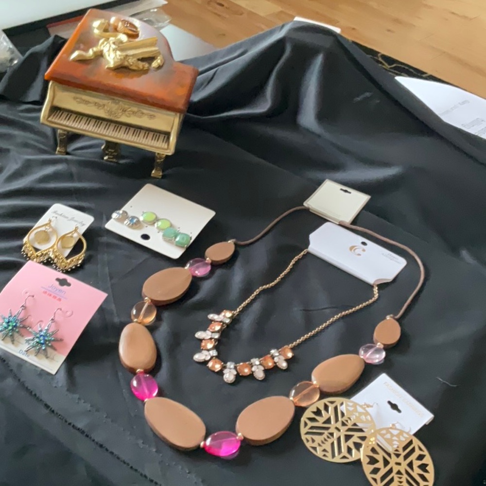 Costume Design Jewelry, 6 Pairs of Earrings, 2 Necklaces Gorgeous ❤️☺️❤️☺️❤️💕